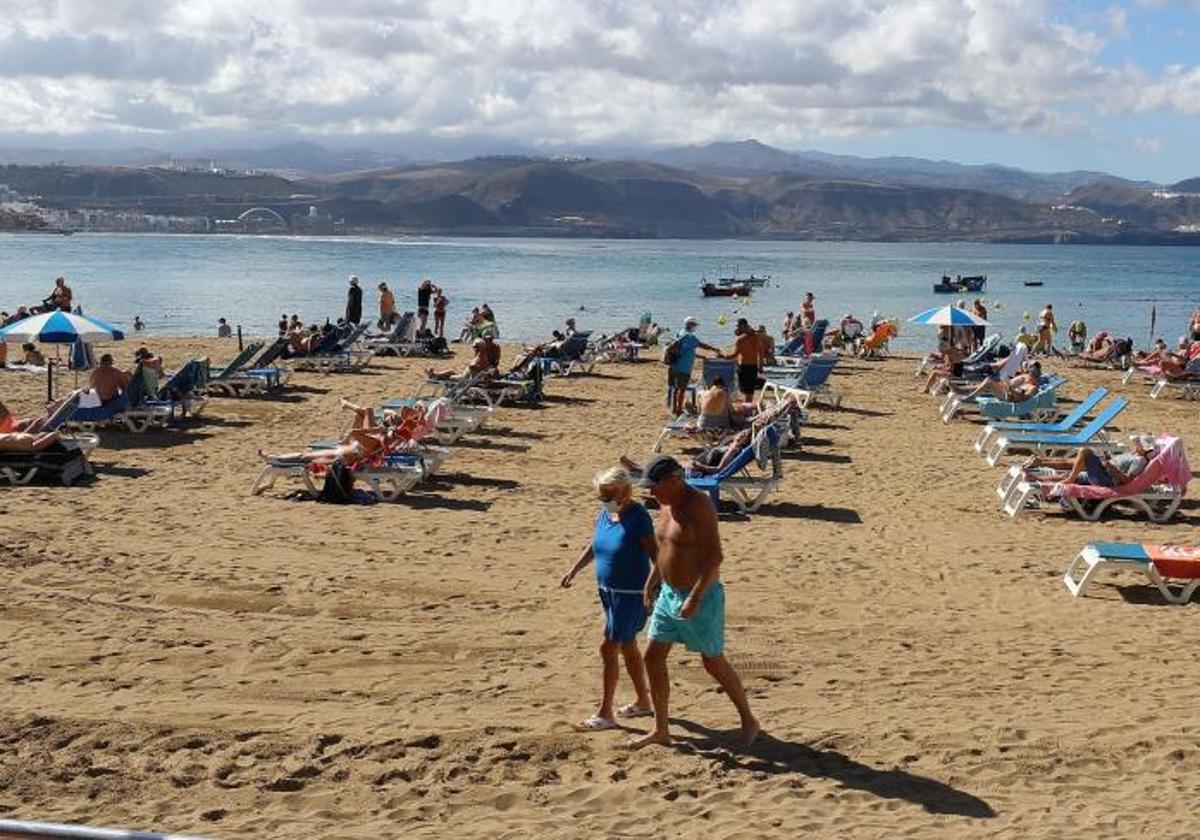 Turistas en una playa de Gran Canaria.