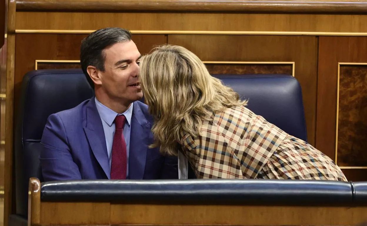 El presidente Pedro Sánchez conversa con la ministra Yolanda Díaz en su escaño del Congreso.