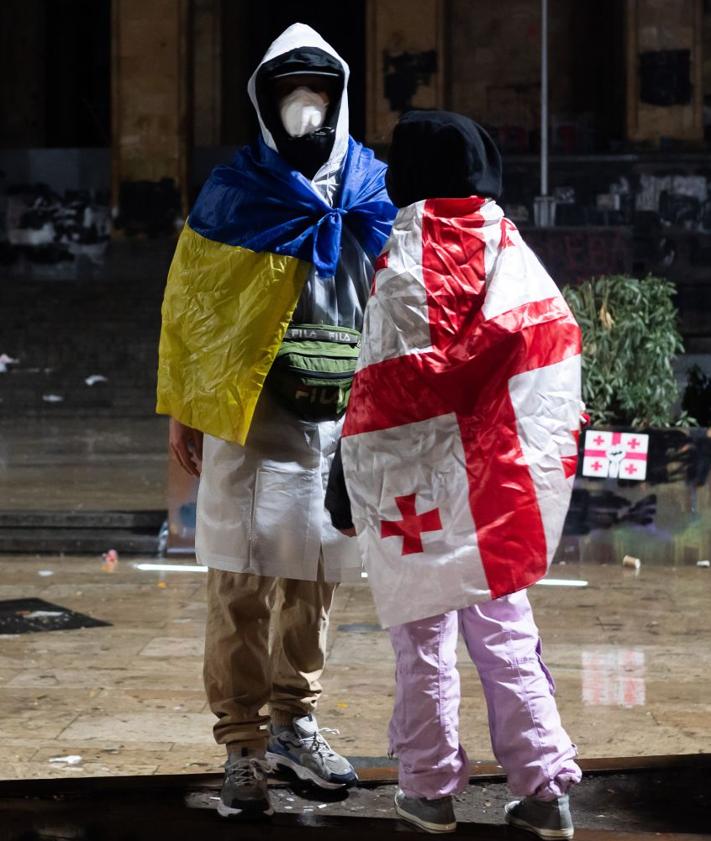 Imagen secundaria 2 - Imágenes de los disturbios en Tiflis este martes 3 de diciembre.