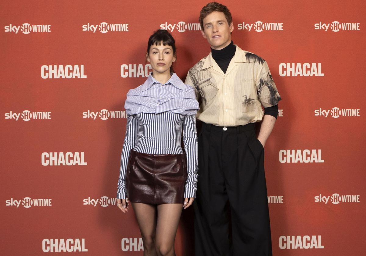 Úrsula Corberó y Eddie Redmayne, durante la presentación de 'Chacal'.