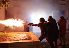 Manifestantes lanzan fuegos artificiales a la Policía durante las protestas en Tiflis, el martes 3 de diciembre.