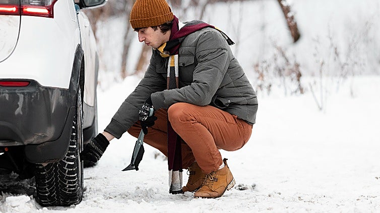 No te quedes tirado en la montaña: aprende a colocar las cadenas para la nieve