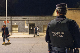 Efectivos policiales en las inmediaciones del lugar en el que se produjo el asesinato de un niño de dos años en Linares