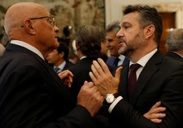 El presidente del Sabadell, Josep Oliu, junto al presidente de la CNMV, Rodrigo Buenaventura.