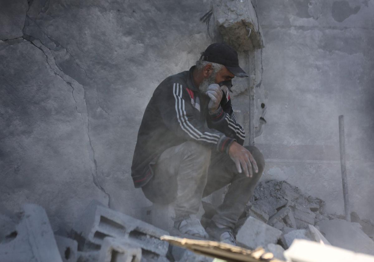 Un hombre se lamenta de los daños causados por un ataque israelí en Gaza.