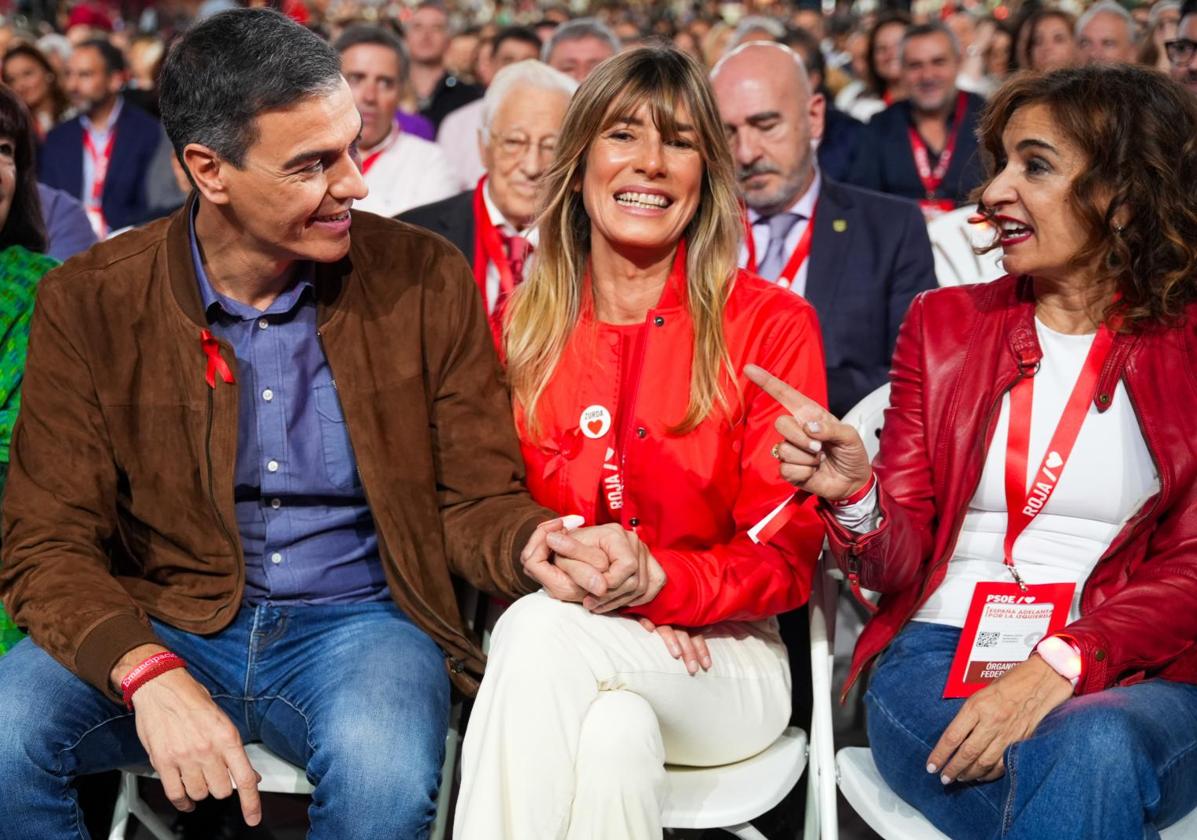 El presidente del Gobierno, Pedro Sánchez, junto a su mujer Begoña Gómez y la vicepresidenta primera del Gobierno, María Jesús Montero, durante el Congreso del PSOE.