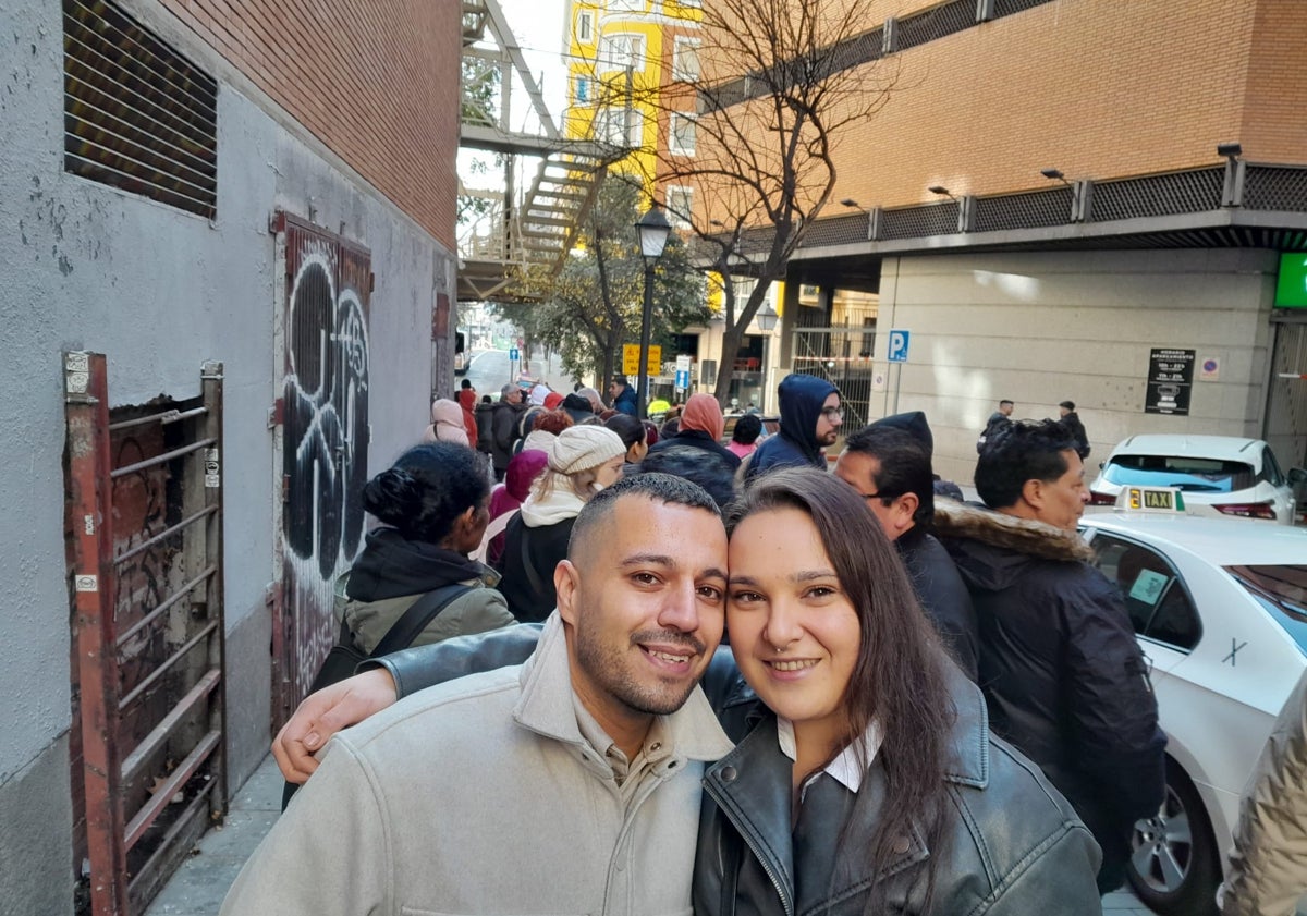 Imagen principal - De arriba abajo: Rubén y Luciana de Vigo; Miguel Ángel y Teresa, de Ponferrada y Gran Canaria; y Keita y Raimundo, de Malí y Bolivia.