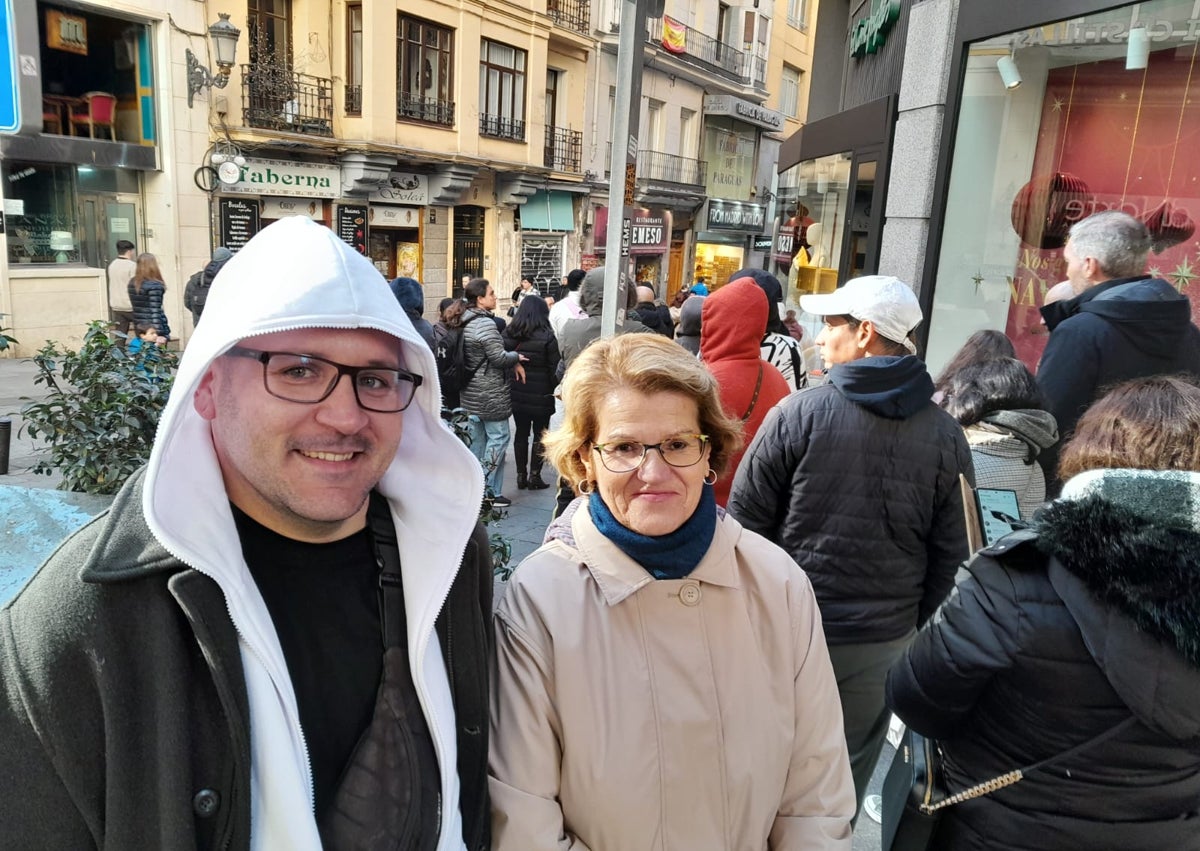 Imagen secundaria 1 - De arriba abajo: Rubén y Luciana de Vigo; Miguel Ángel y Teresa, de Ponferrada y Gran Canaria; y Keita y Raimundo, de Malí y Bolivia.