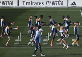 Carlo Ancelotti, pensativo durante el entrenamiento del Real Madrid este viernes.