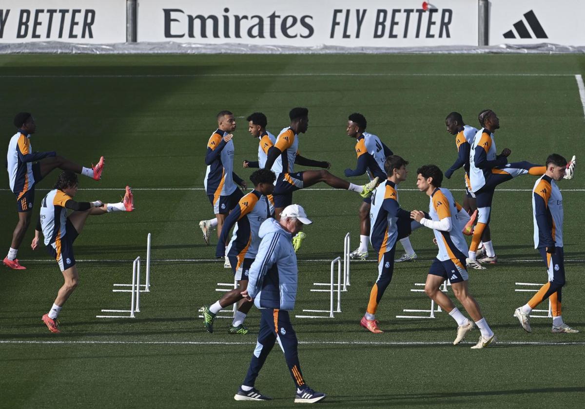 Carlo Ancelotti, pensativo durante el entrenamiento del Real Madrid este viernes.