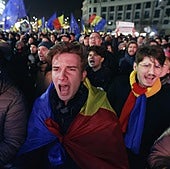 Una manifestación proeuropea protesta por el resultado de la primera vuelta electoral en las calles de Bucarest, la capital de Rumanía.