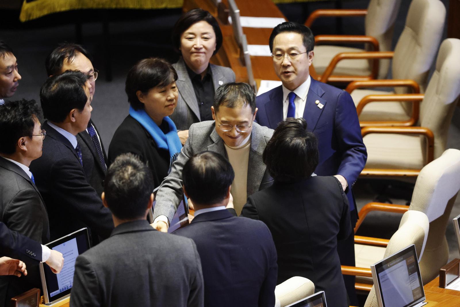 Miembros de la oposición felicitan a uno de los pocos diputados del PPP que votaron a favor de la destitución.