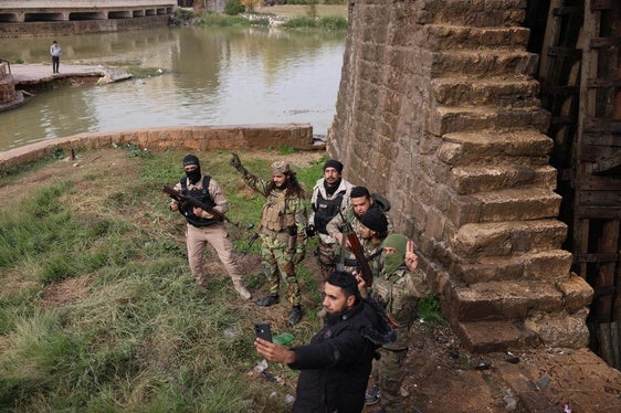 Un grupo de combatientes festeja la ocupación de Hama.