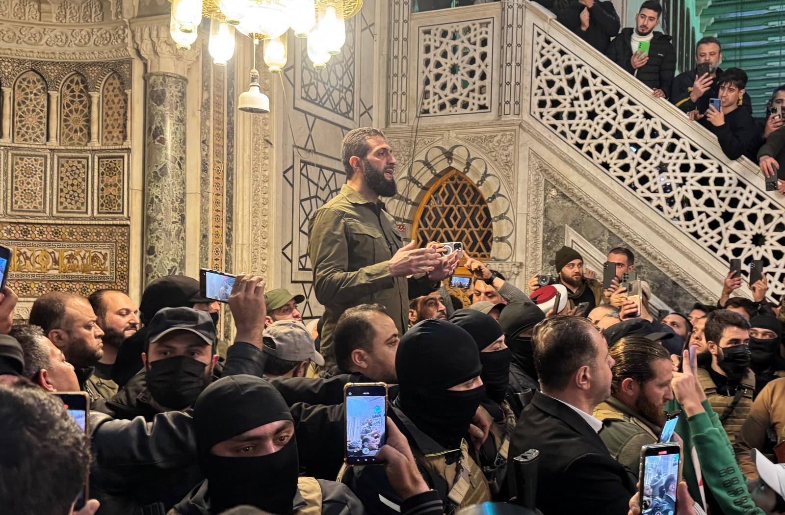 Al Golani se dirige a sus seguidores en la gran mezquita de Damasco.