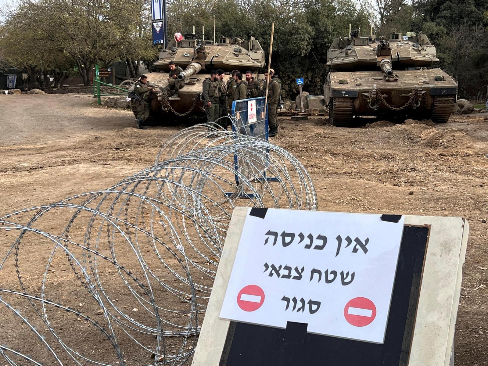 Tanques israelíes desplegados en los Altos del Golán junto a la divisoria con Siria.