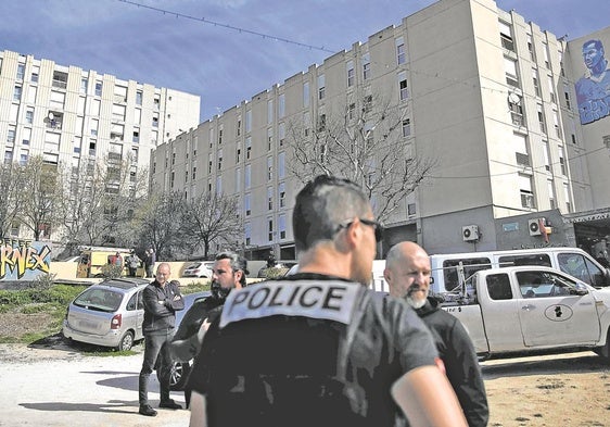 Dispositivo policial en La Castellane durante una visita de Macron centrada en la lucha contra el tráfico de drogas en Marsella.