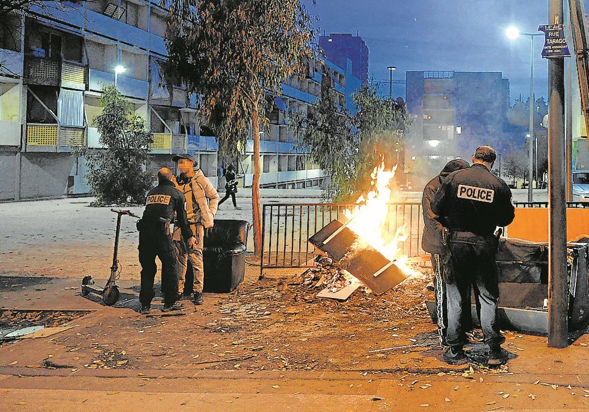 Agentes identifican a varios jóvenes vigías en las viviendas de La Busserine, en los distritos del norte de Marsella.