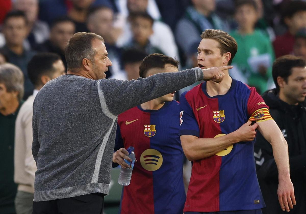 Flick dialoga con Frenkie de Jong durante el duelo ante el Betis.