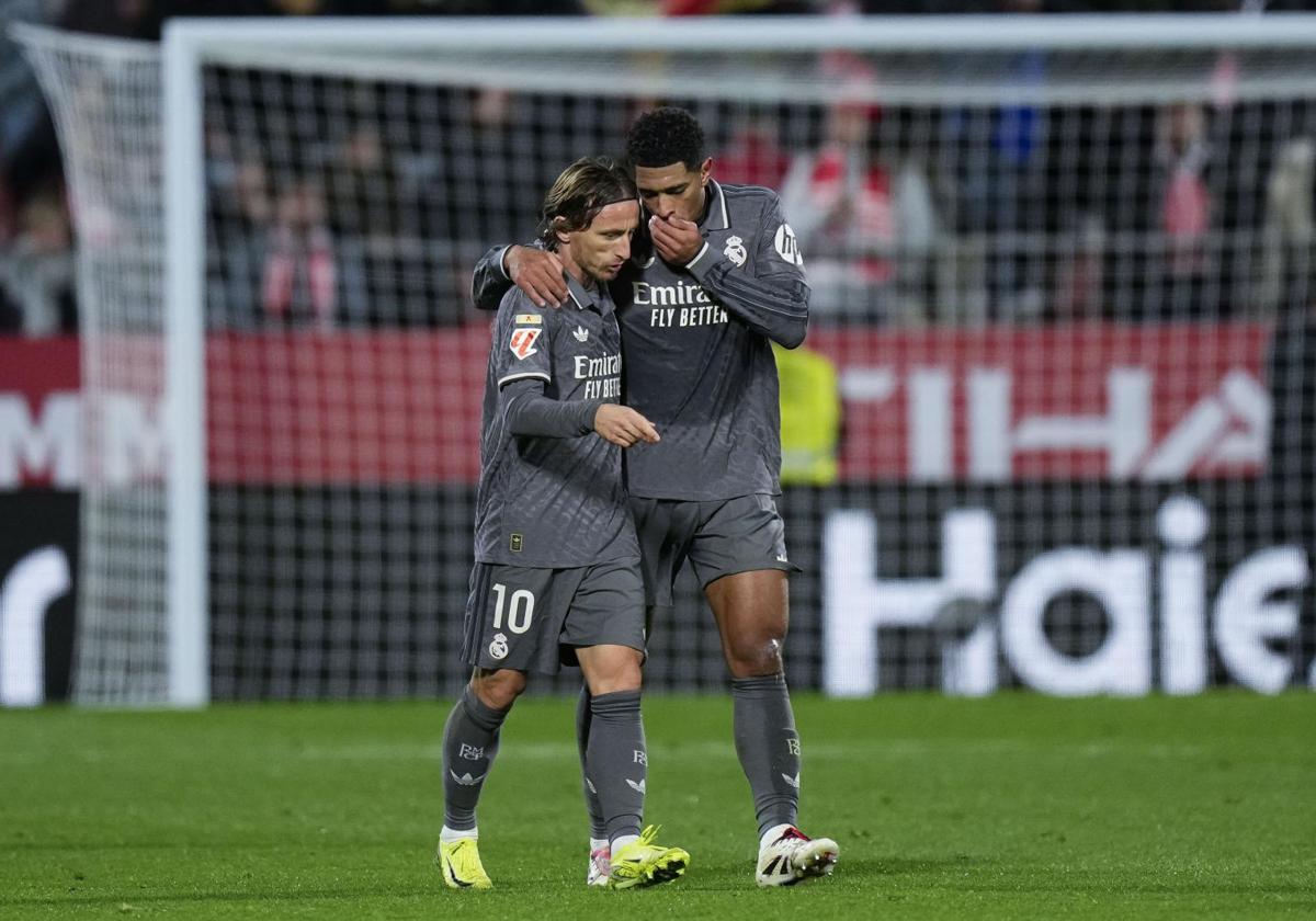 Modric y Bellingham dialogan durante el duelo ante el Girona.