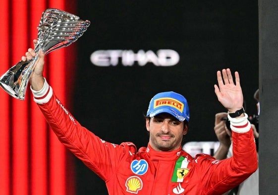 Carlos Sainz, con el trofeo del segundo puesto en el GP de Abu Dabi