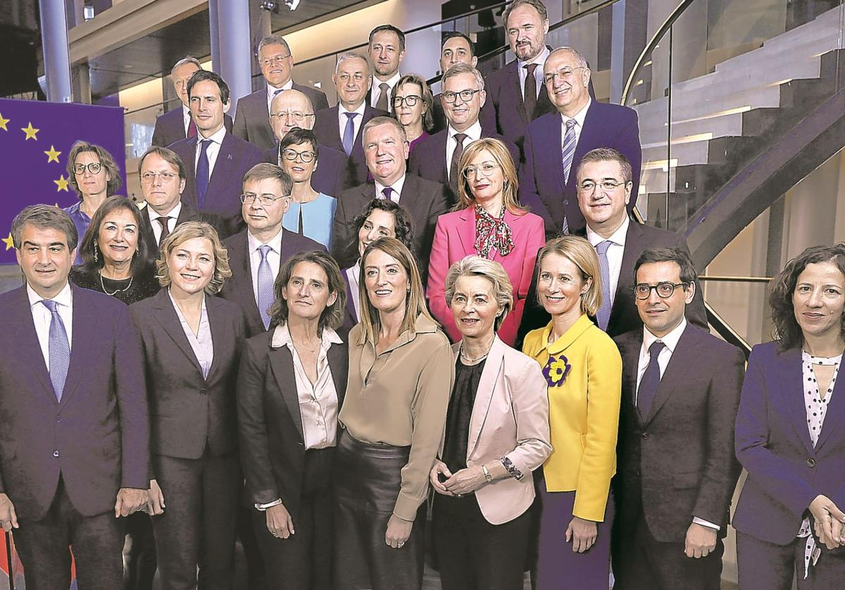 La presidenta de la Comisión Europea, Ursula von der Leyen, posa junto a su nuevo Colegio de Comisarios y con la presidenta de la Eurocámara, Roberta Metsola.