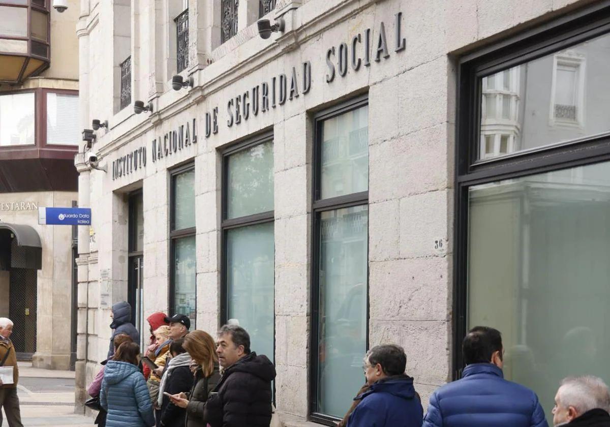 Colas en el edificio de la Seguridad Social en Vitoria.