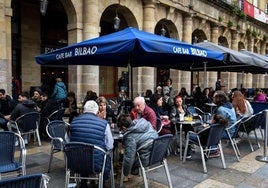 Una terraza llena de gente.