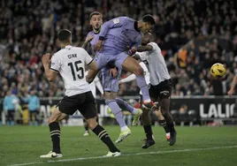 Jude Bellingham rematando en Mestalla