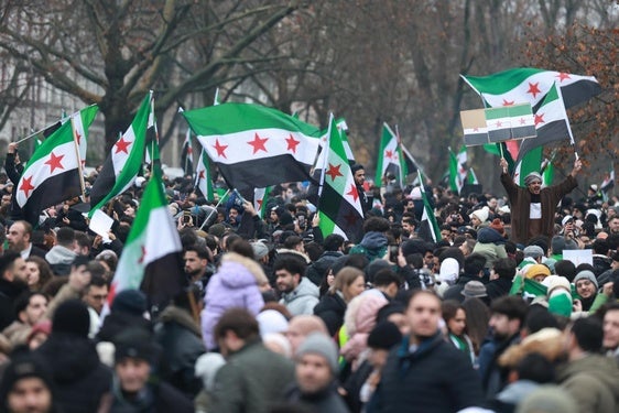 Miles de manifestantes celebraron el fin del Gobierno de Al Assad en las calles de Berlín.