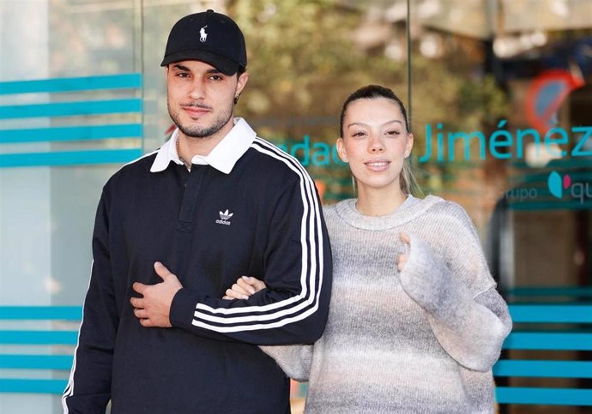 Alejandra Rubio y Carlo Costanzia, en la puerta del hospital.