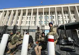 Rebeldes hacen guardia frente al Banco Central de Siria en Damasco.