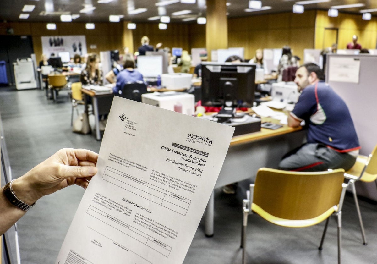 Ciudadanos presentan sus declaraciones de la renta en una oficina de Álava.