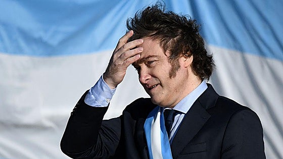 El primer año de Javier Milei al frente de Argentina, marcado por la «motosierra» para recortar el Estado