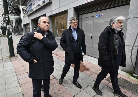 El vicepresidente de Junts, Jordi Turull, el presidente de Junts, Carles Puigdemont, y el presidente del grupo parlamentario de Junts en el Parlament de Catalunya, Albert Batet, durante la reunión de la Ejecutiva permanente en Bruselas