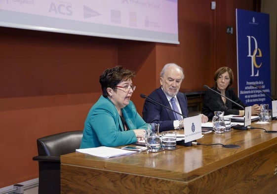 El director de la RAE y presidente de la Asociación de Academias de la Lengua Española (ASALE), Santiago Muñoz Machado (c), la académica y catedrática de Filología Románica Dolores Corbella (i), y la responsable del Instituto de Lexicografía, Elena Zamora (d),