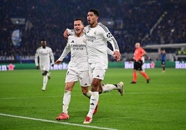 Lucas Vázquez celebra con Bellingham el tercer gol del Real Madrid ante el Atalanta.