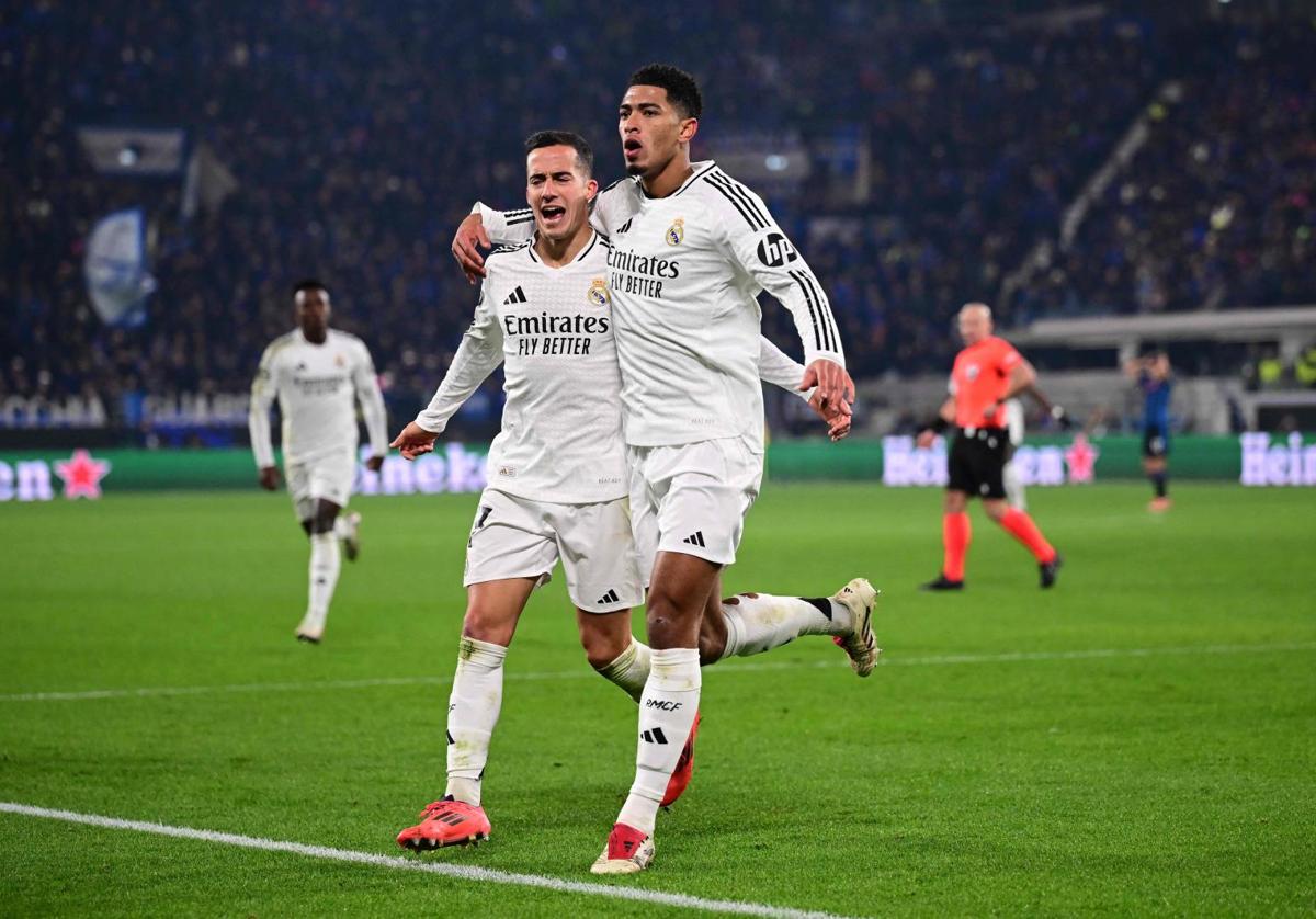 Lucas Vázquez celebra con Bellingham el tercer gol del Real Madrid ante el Atalanta.