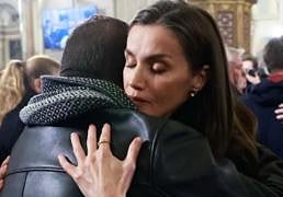 Lo que no se vio de Letizia en Valencia: abrazos con los familiares, sobrepasada por su dolor y un momento de tensión
