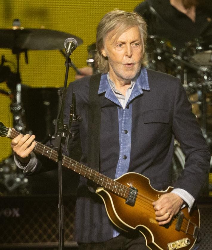 İkincil resim 2 - Paul McCartney, Beatles'ın Las Ventas arenasında çalmasından neredeyse 60 yıl sonra, bu Pazartesi günü Madrid'deki turnesinin ilk konserinde seslendirdiği bazı şarkılar sırasında.