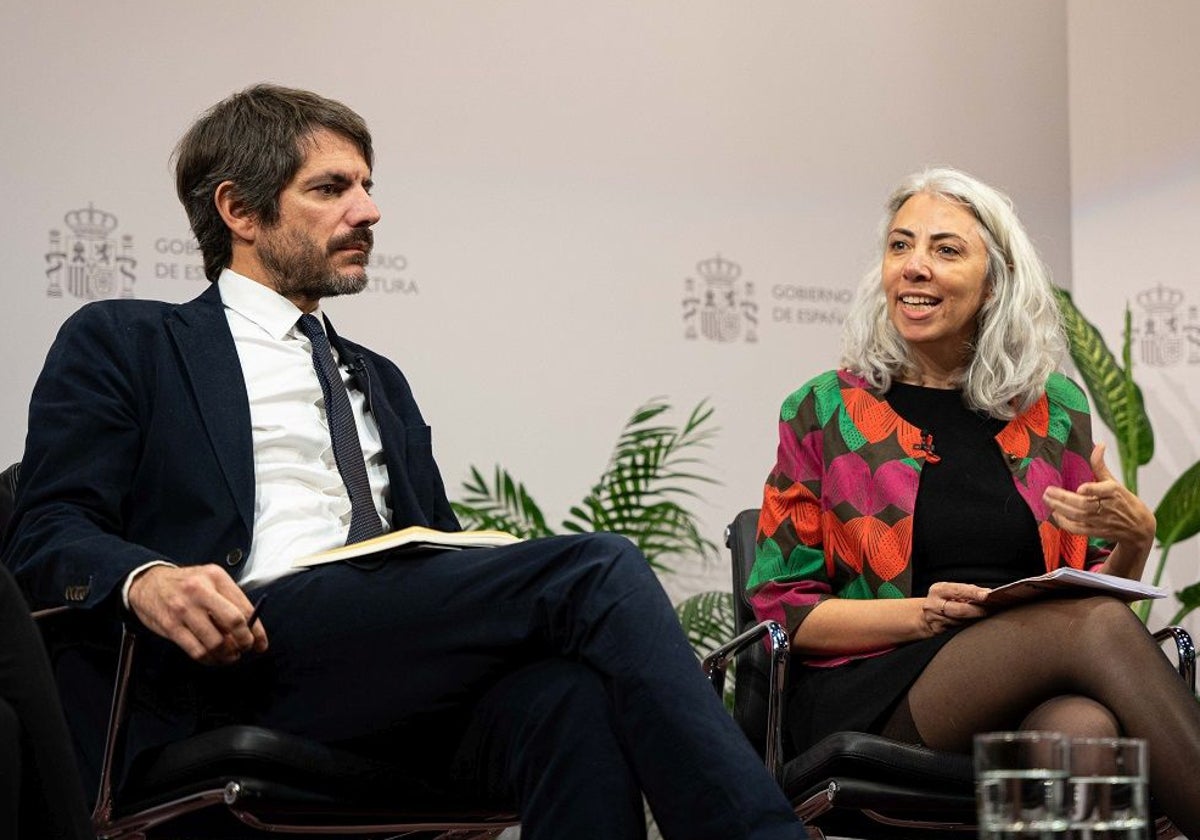 El ministro de Cultura, Ernest Urtasun, junto a la directora general de Derechos Culturales, Jazmín Beirak.