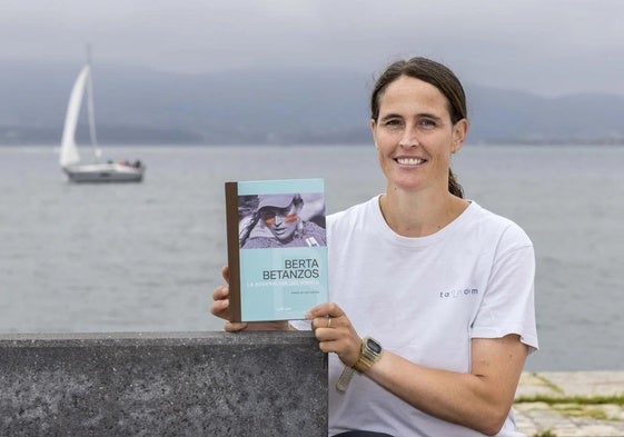 Berta Betanzos, con el libro en el que repasa su trayectoria en la vela.