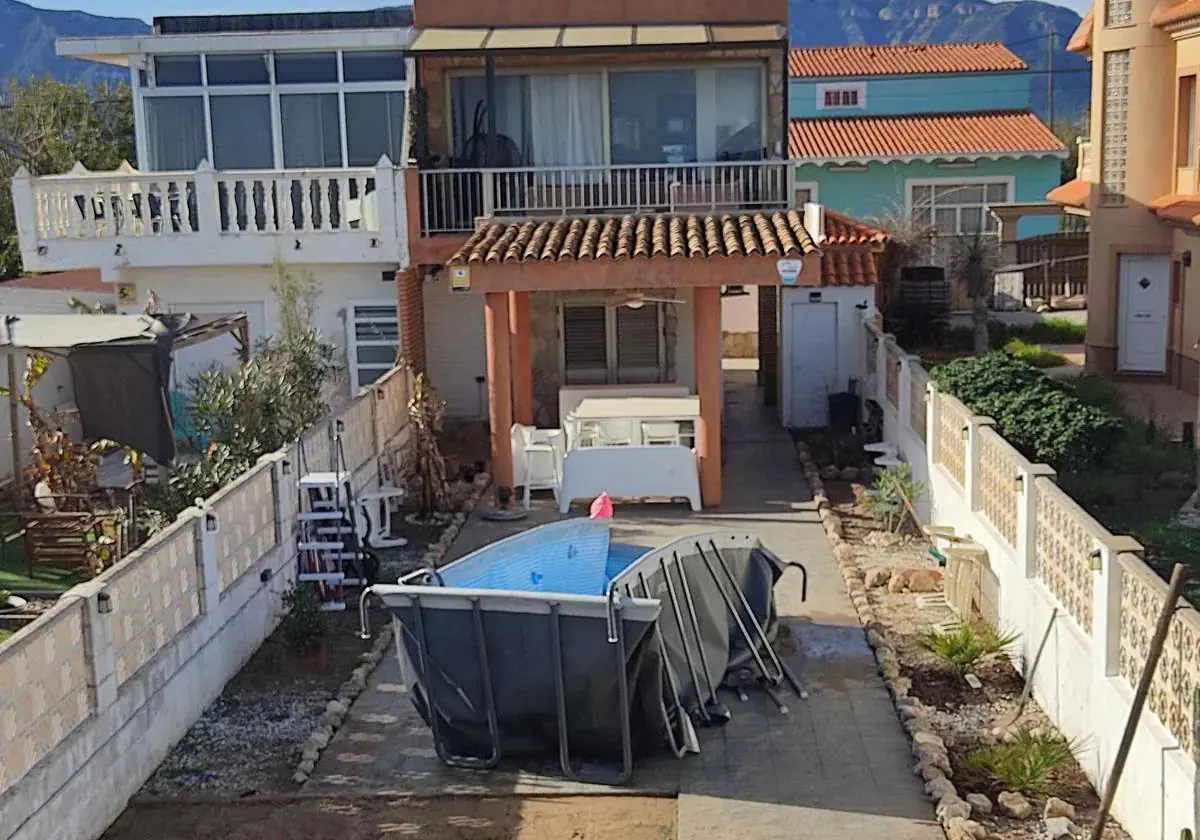 Interior del chalé del guardia civil detenido, con parte de la piscina desmontada tras el registro.