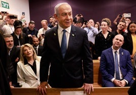 Benjamín Netanyahu, durante la primera sesión del juicio por corrupción, este martes en un tribunal de Tel Aviv.