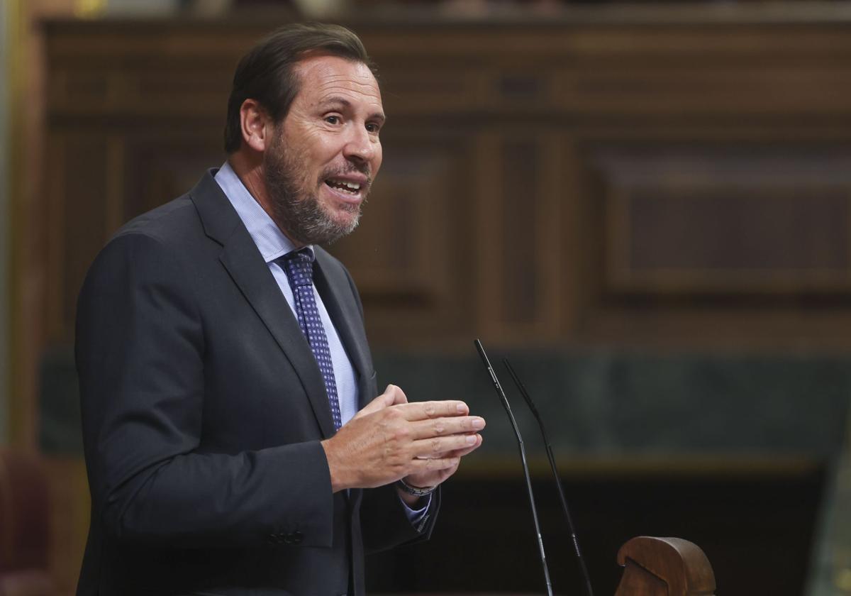 El ministro de Transportes, Óscar Puente, interviene en un pleno en el Congreso de los Diputados