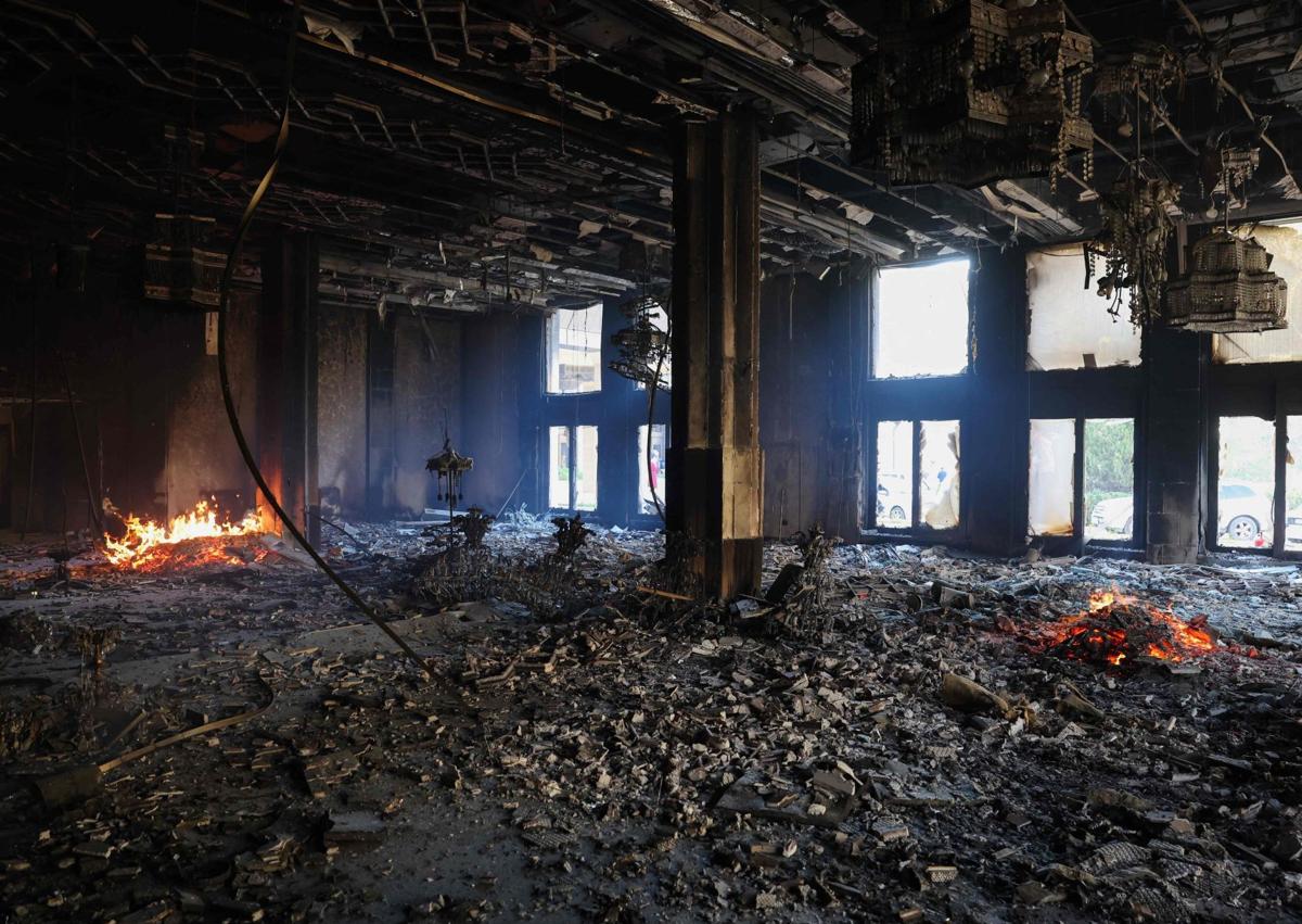 Imagen secundaria 1 - Algunas de las habitaciones de la residencia muestran un estado desordenado y destruido tras la victoria de los rebeldes.