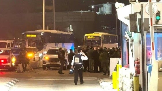 Puesto de control donde llegó el autobús israelí después de ser tiroteado.