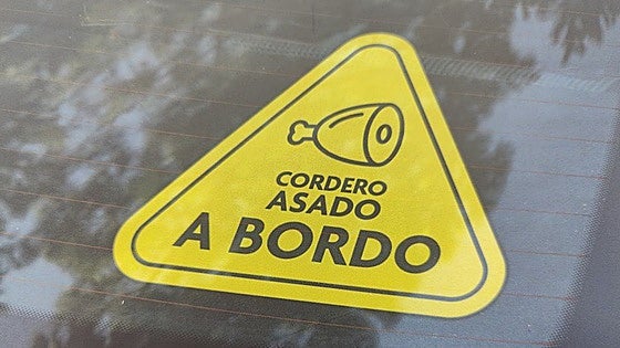 Qué significa la pegatina «Cordero asado a bordo» de los coches