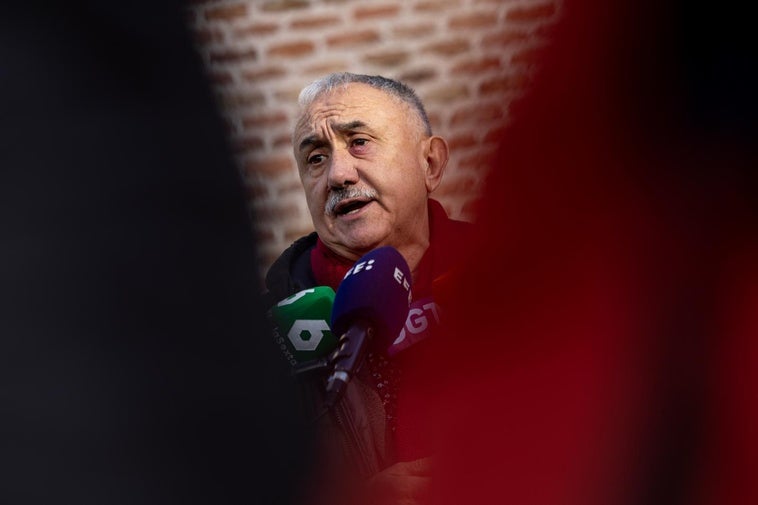 El secretario general de UGT, Pepe Álvarez, atiende a los medios durante un acto.
