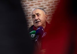 El secretario general de UGT, Pepe Álvarez, atiende a los medios durante un acto.