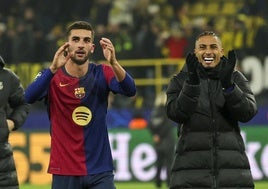 Ferran Torres y Raphinha aplauden a los aficionados del Barça en Dortmund.
